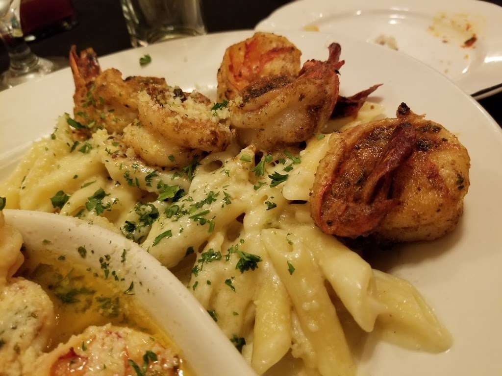 Ginos Italian Restaurant | 44960 Valley Central Way, Lancaster, CA 93536, USA | Phone: (661) 942-1300