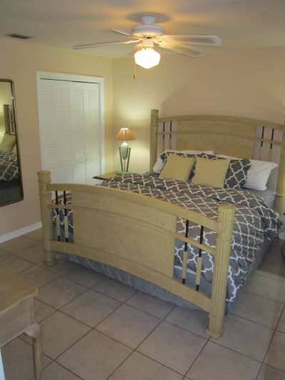 Tampa Lutz Cottage Vacation Rental 4 bdrm sleeps 8 | 824 Crenshaw Lake Rd, Lutz, FL 33548, USA | Phone: (813) 263-8006