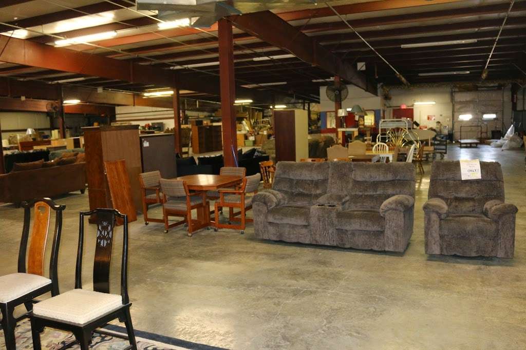 Bargain Barn Furniture | 100 NW 72nd St, Kansas City, MO 64118, USA | Phone: (816) 436-5255