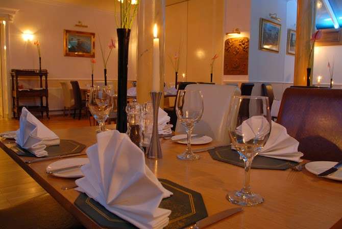 Cambridge Hotel | 19 Bonehurst Rd, Horley RH6 8PP, UK | Phone: 01293 783990