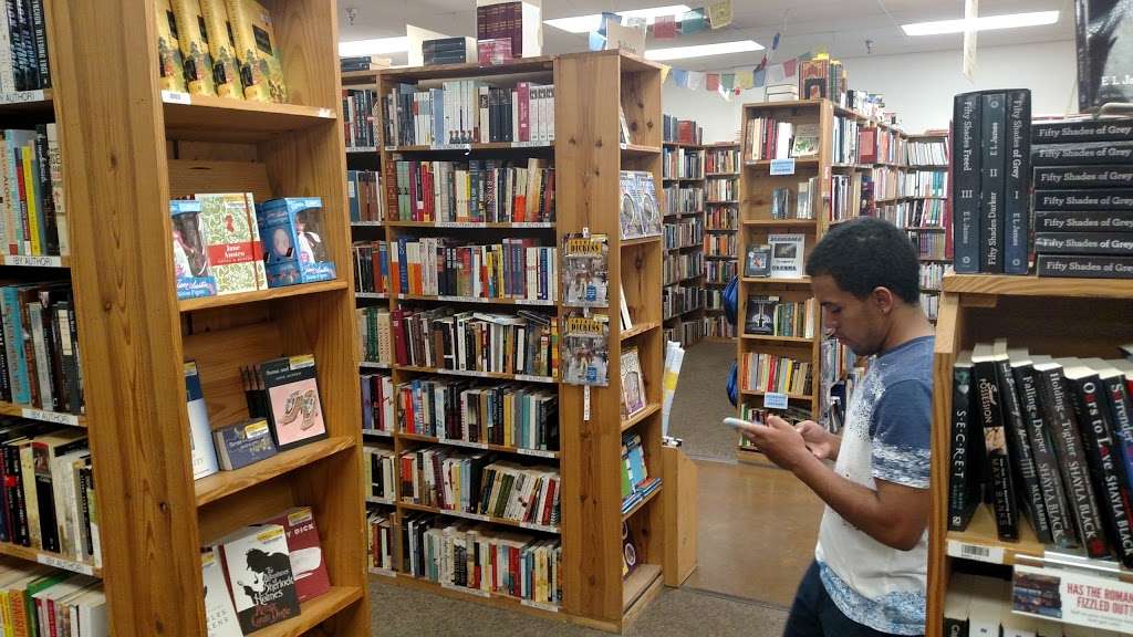 Half Price Books | 5605 W Touhy Ave, Niles, IL 60714, USA | Phone: (847) 588-2286