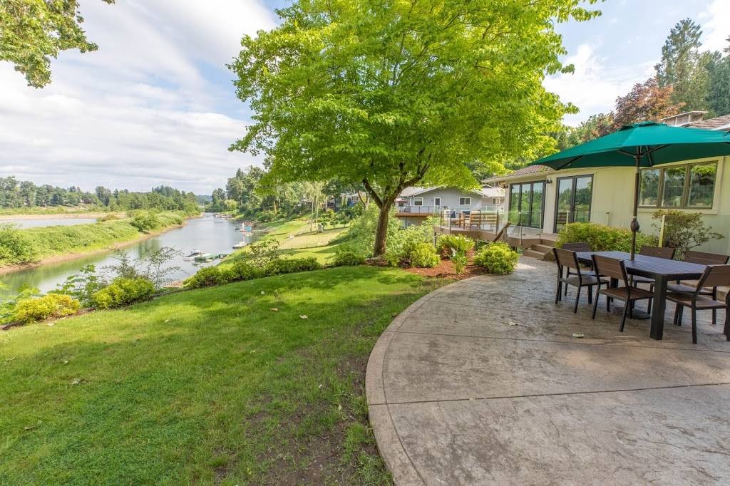 Willamette Riverfront Vacation Rental | 19030 Nixon Ave, West Linn, OR 97068, USA | Phone: (541) 633-3868