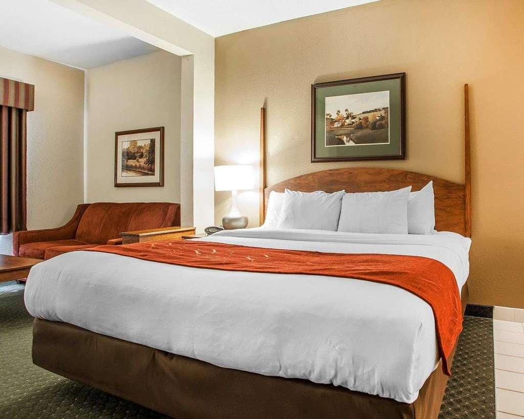 Comfort Suites Milwaukee Airport | 6362 South 13th Street, Oak Creek, WI 53154, USA | Phone: (414) 376-4284