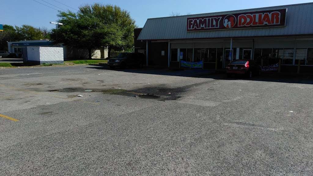 Family Dollar | 5706 Lockwood Dr, Houston, TX 77026, USA | Phone: (832) 930-3623