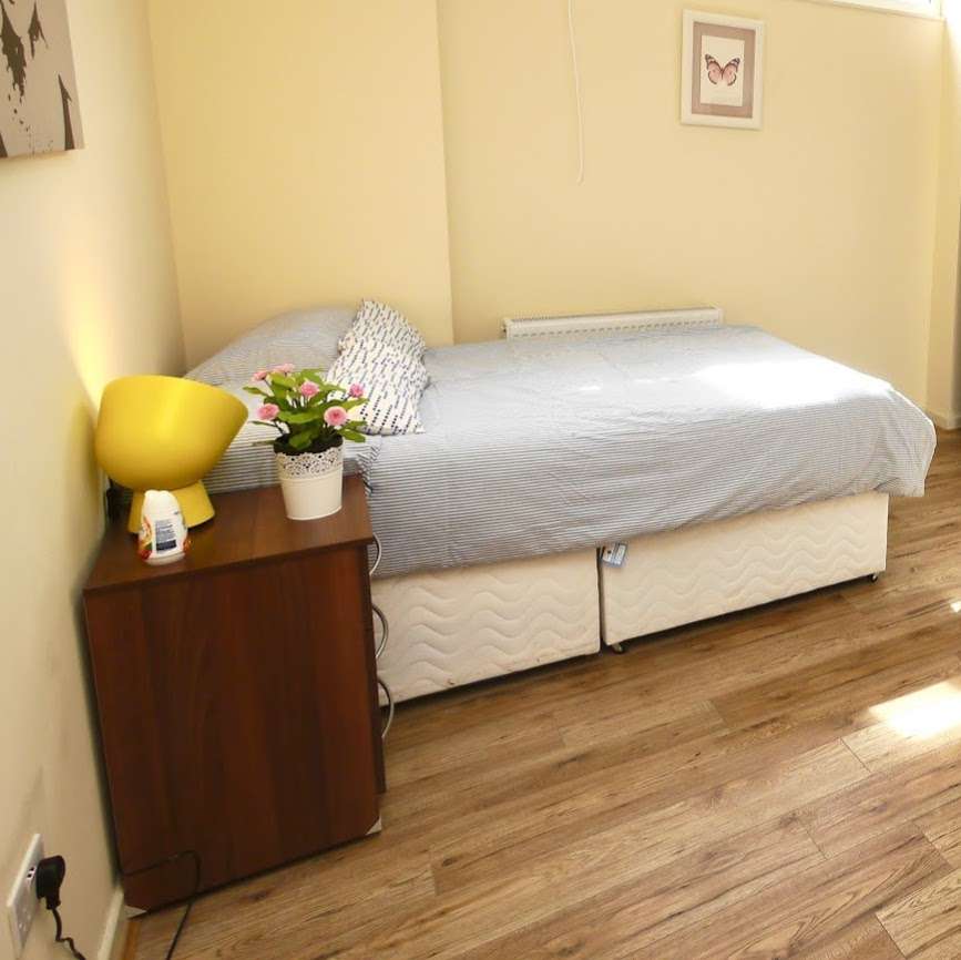 Cheap Accommodation Willesden | 20 St Pauls Ave, London NW2 5SX, UK | Phone: 020 8459 6203
