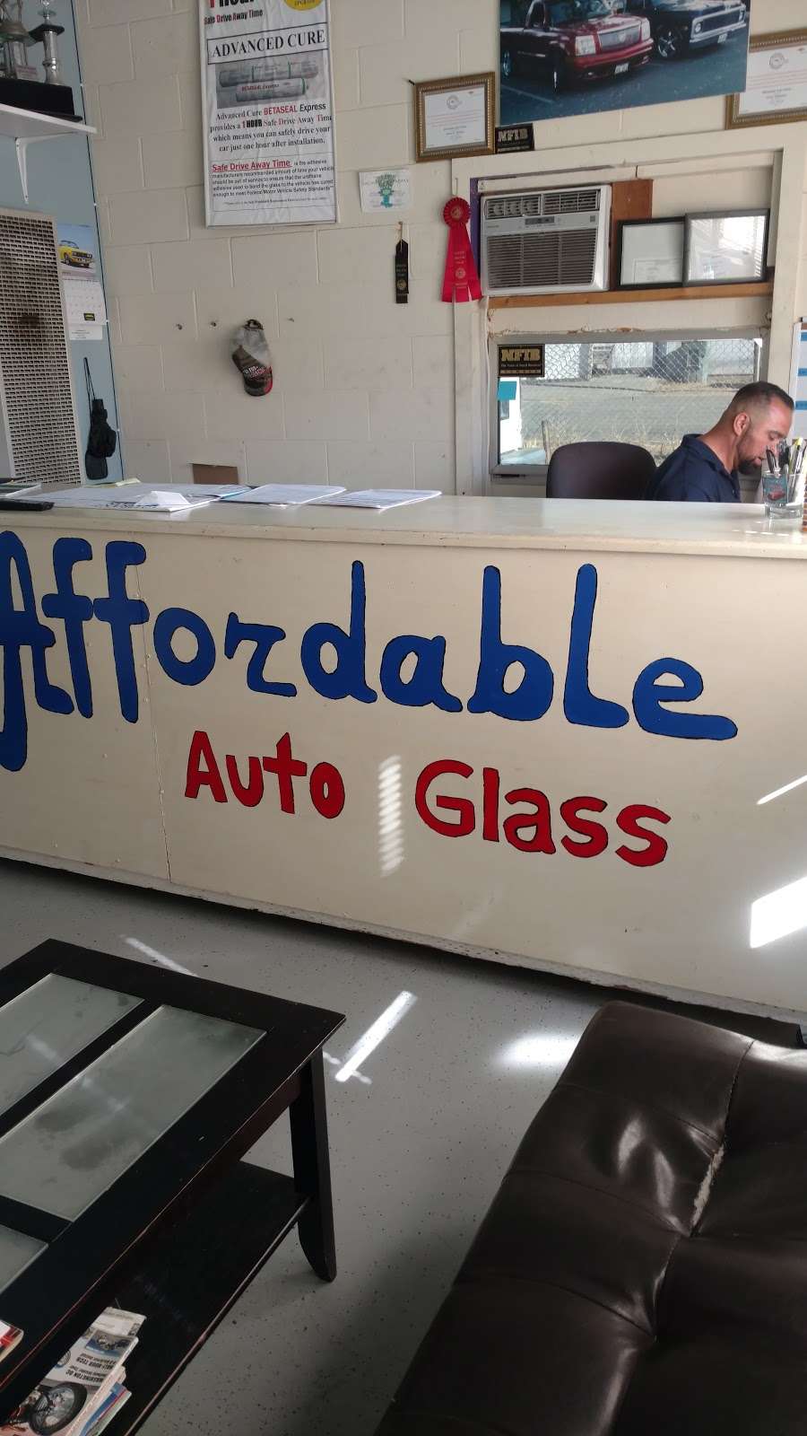 Affordable Auto Glass | 140 E F St, Dixon, CA 95620, USA | Phone: (707) 693-1544