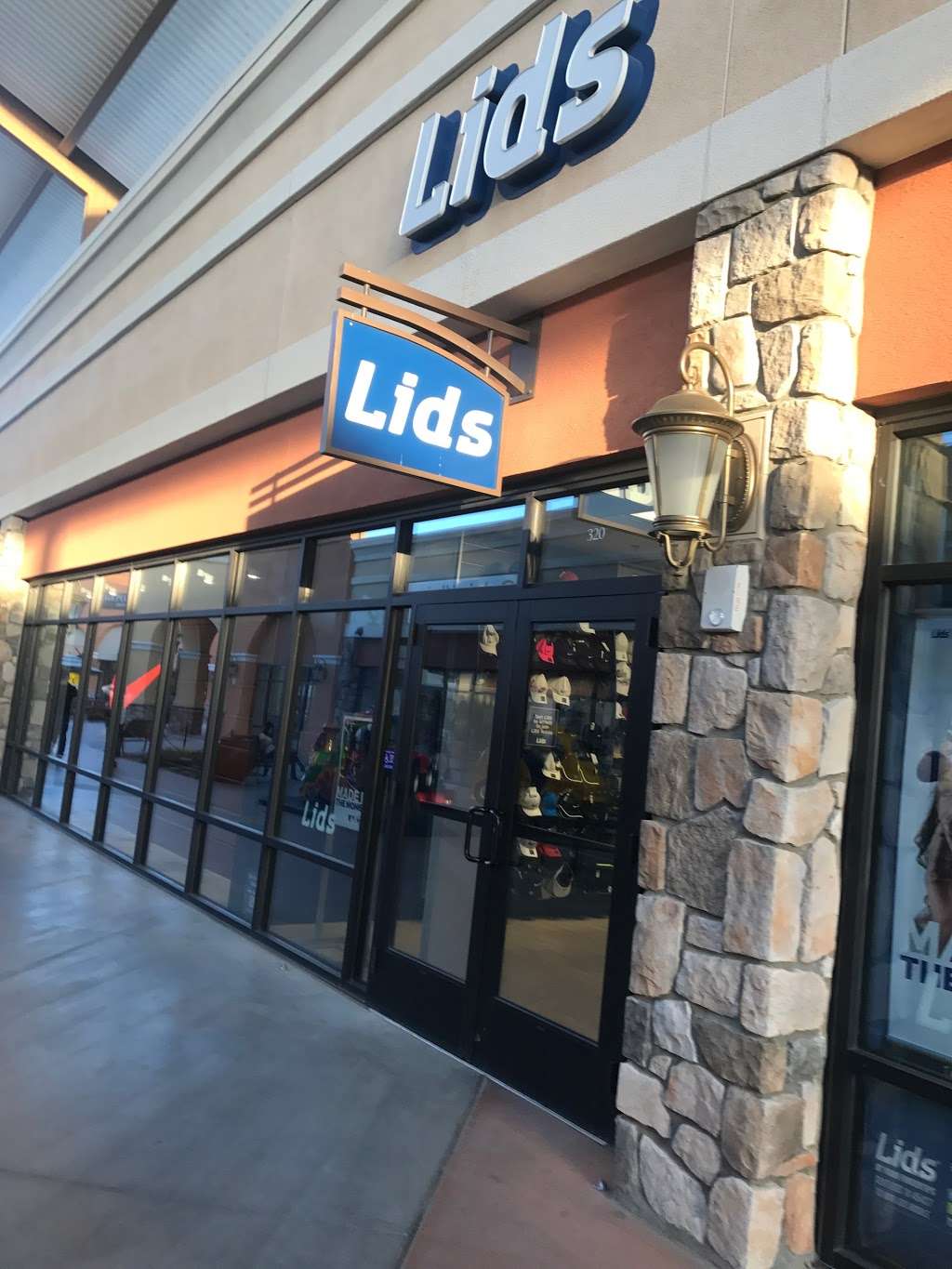 Lids | 5701 Outlets Tejon Pkwy SPC 320, Arvin, CA 93203 | Phone: (661) 858-2414