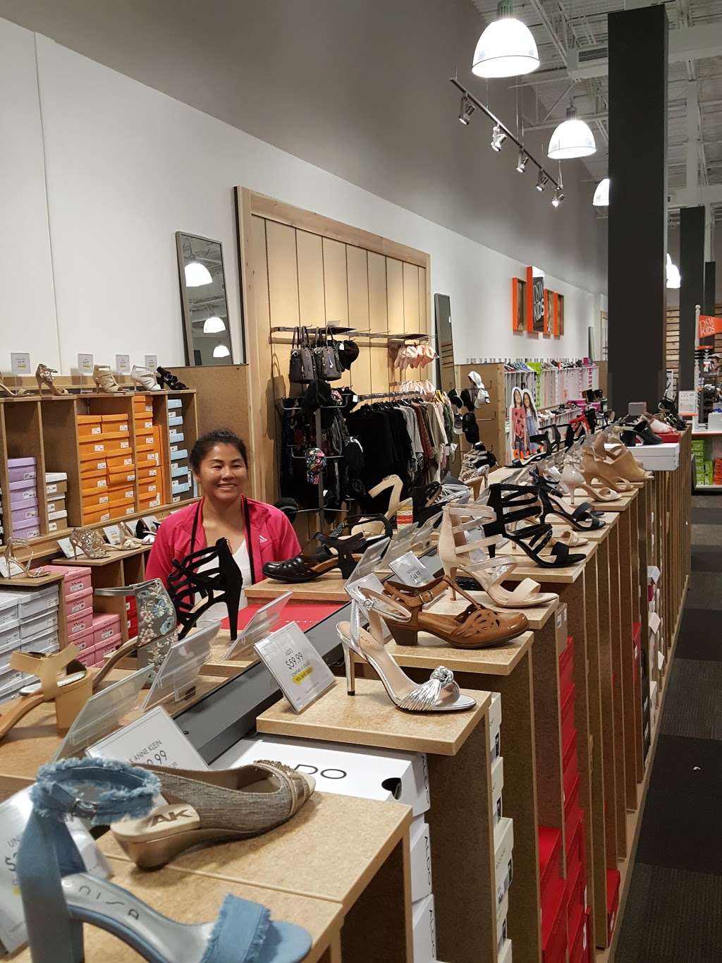 DSW Designer Shoe Warehouse | 7 Mystic View Rd D1, Everett, MA 02149 | Phone: (617) 487-7126