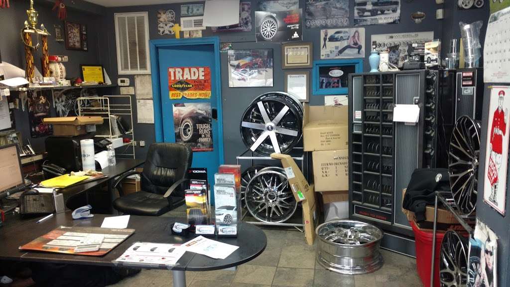 Tires & Wheels Unlimited | 289 Warrenton Rd, Fredericksburg, VA 22405, USA | Phone: (540) 374-1931