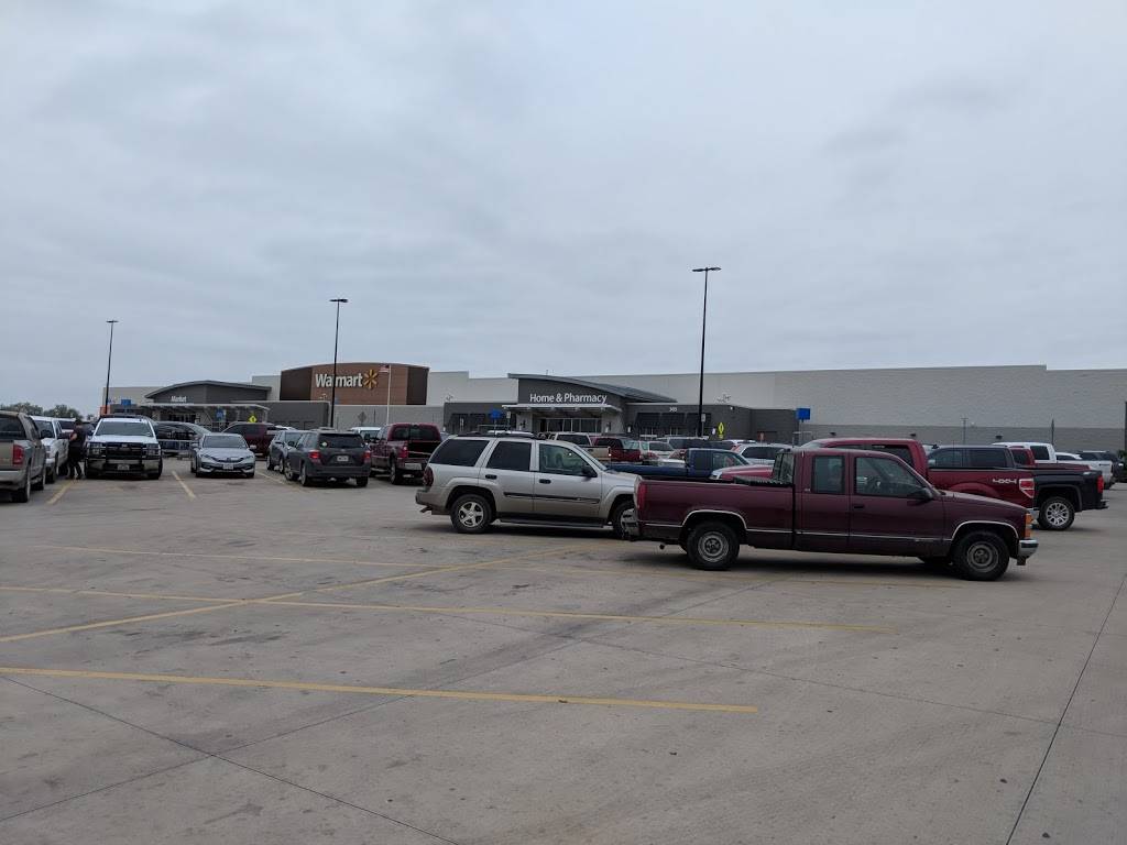 Walmart Garden Center | 305 10th St, Floresville, TX 78114, USA | Phone: (830) 393-4417