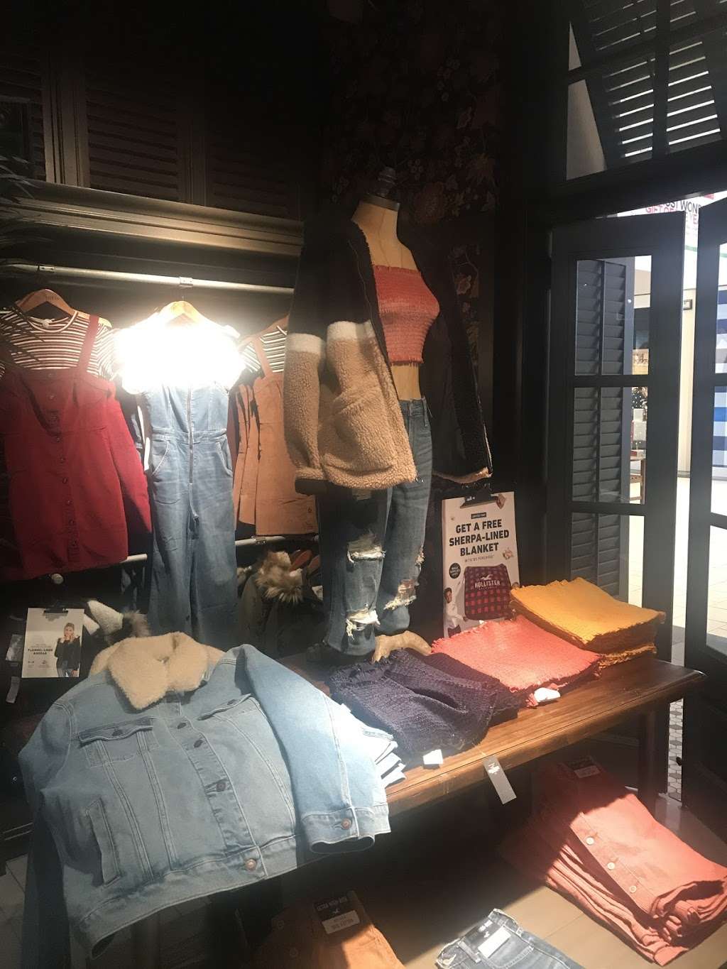 Hollister Co. | 1365 N Dupont Hwy #4056, Dover, DE 19901 | Phone: (302) 674-8807