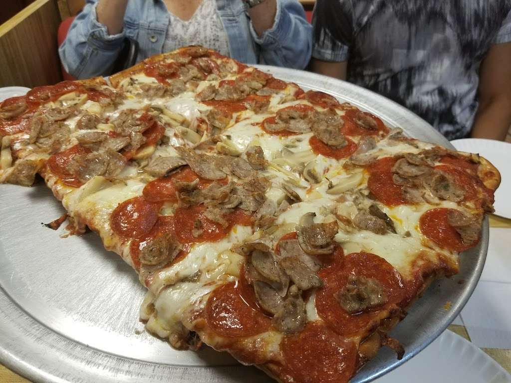 Vinos Pizza | 408 Germantown Pike, Lafayette Hill, PA 19444 | Phone: (610) 825-9174