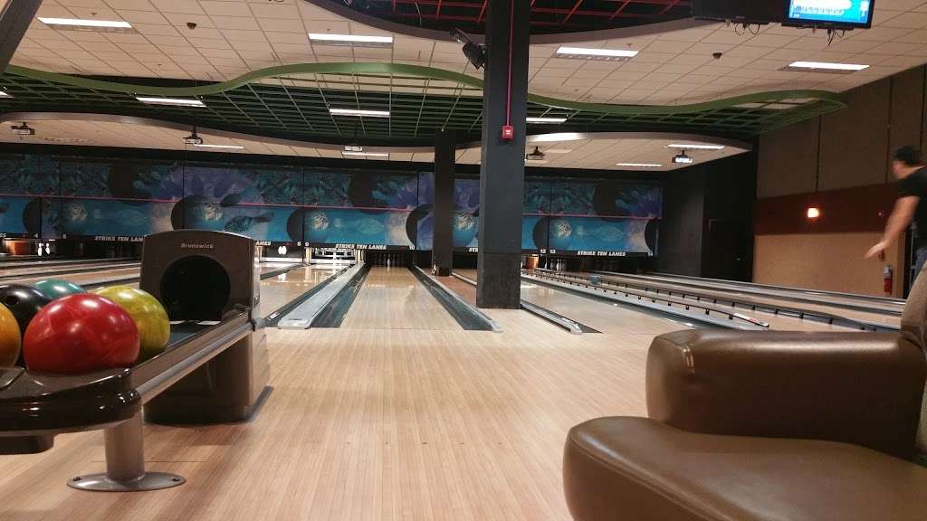 Strike Ten Lanes & Lounge | 800 E Nerge Rd, Roselle, IL 60172, USA | Phone: (630) 307-8100