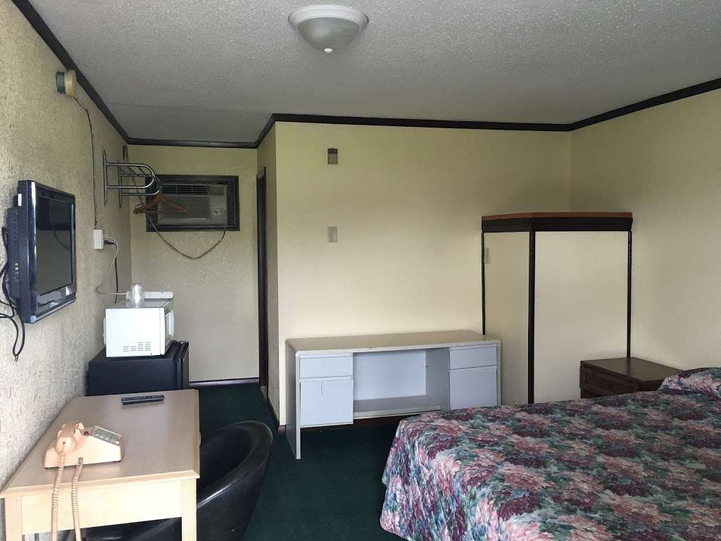 Capri Motel | 1311 Roseport Rd, Wathena, KS 66090, USA | Phone: (913) 365-0209