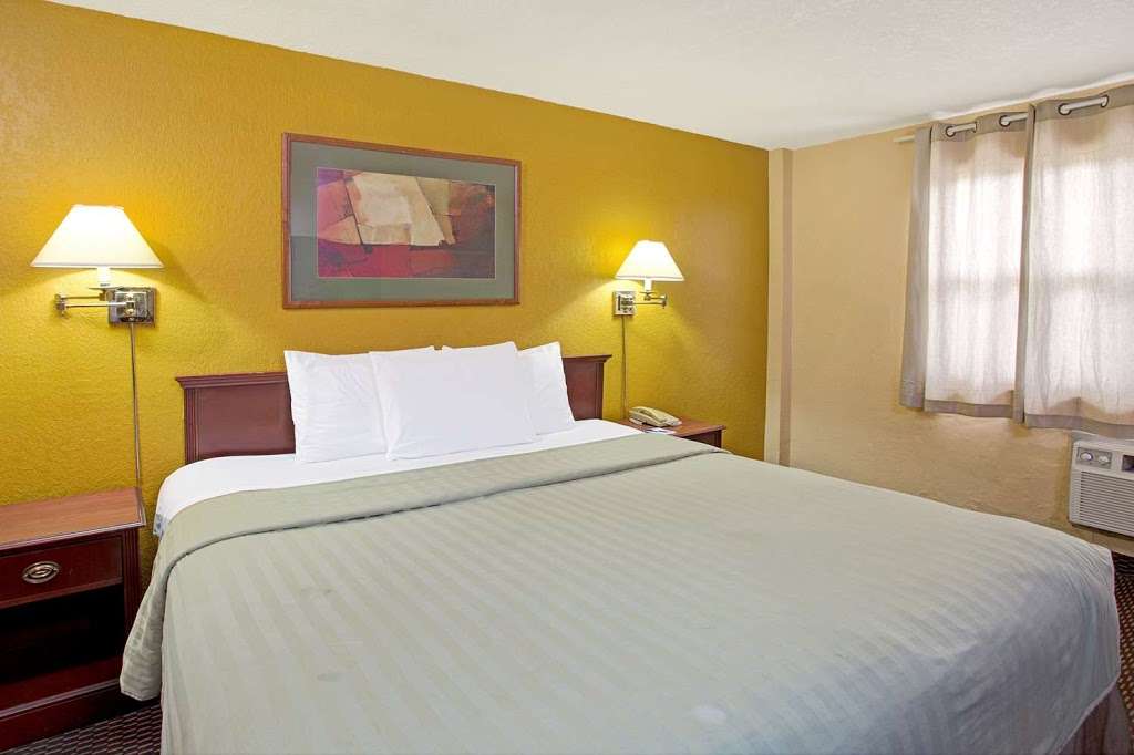 Travelodge by Wyndham Fort Lauderdale | 1251 E Sunrise Blvd, Fort Lauderdale, FL 33304, USA | Phone: (954) 763-6601