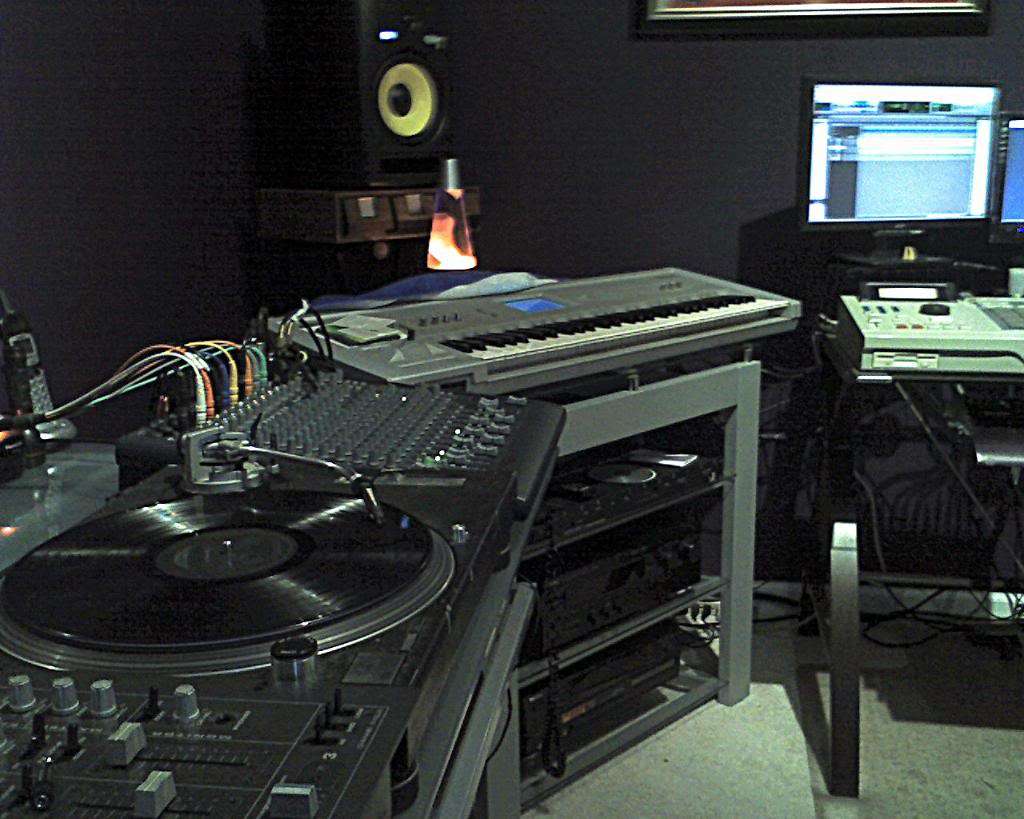 The Beat Parlor rap beats and hip hop Instrumentals | 411E71st, Chicago, IL 60649, USA | Phone: (773) 576-7954