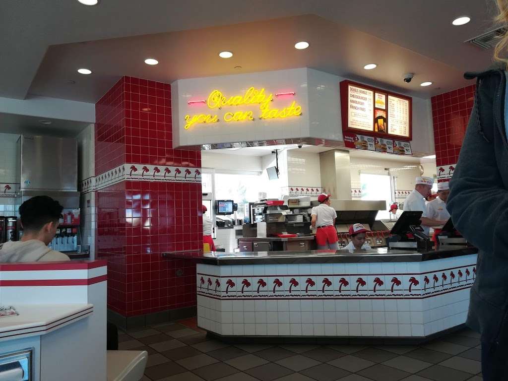 In-N-Out Burger | 108 E Easton St, Rialto, CA 92376, USA | Phone: (800) 786-1000