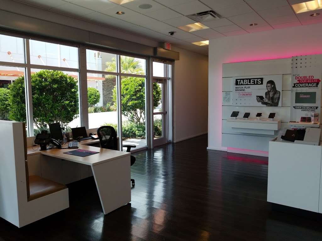 T-Mobile | 1821 S Federal Hwy Unit 202, Delray Beach, FL 33483, USA | Phone: (561) 330-6211