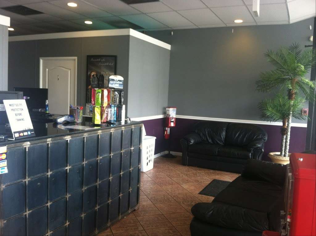 L.A. TAN | 8323 W Lawrence Ave, Norridge, IL 60706, USA | Phone: (708) 452-2100