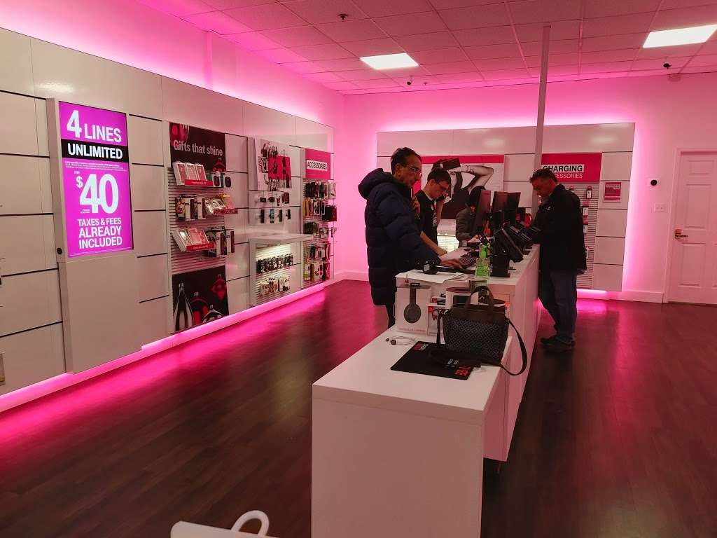 T-Mobile | 914 IL-59, Bartlett, IL 60103, USA | Phone: (630) 823-8062