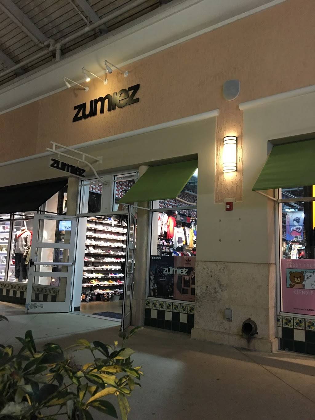 Zumiez | 8200 Vineland Ave #1721, Orlando, FL 32821, USA | Phone: (407) 238-4655