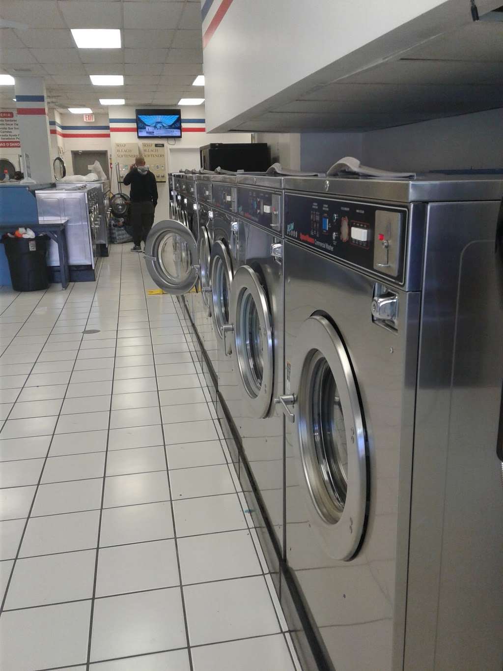 Surf N Suds Laundromat | 6951 Hechinger Dr, Springfield, VA 22151, USA | Phone: (703) 658-2250