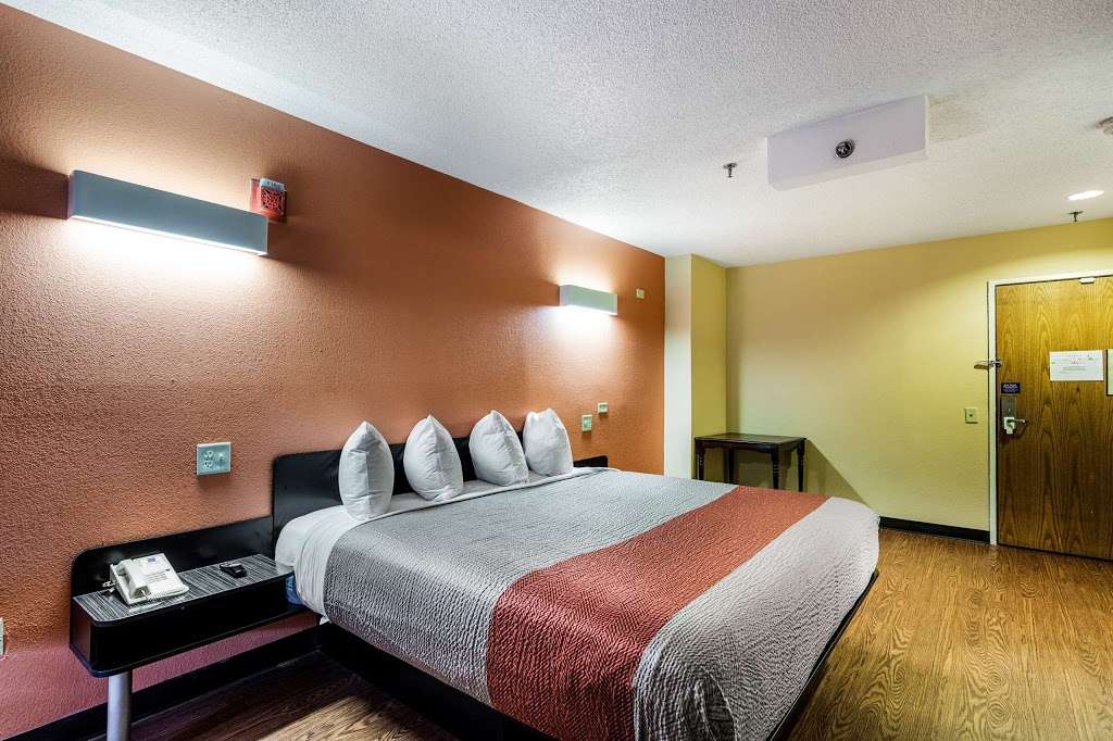 Motel 6 Libertyville, IL | 1809 N Milwaukee Ave, Libertyville, IL 60048, USA | Phone: (847) 816-8006