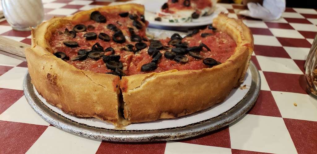 Giordanos Pizza Rogers Park | 6836 N Sheridan Rd, Chicago, IL 60626 | Phone: (773) 262-1313