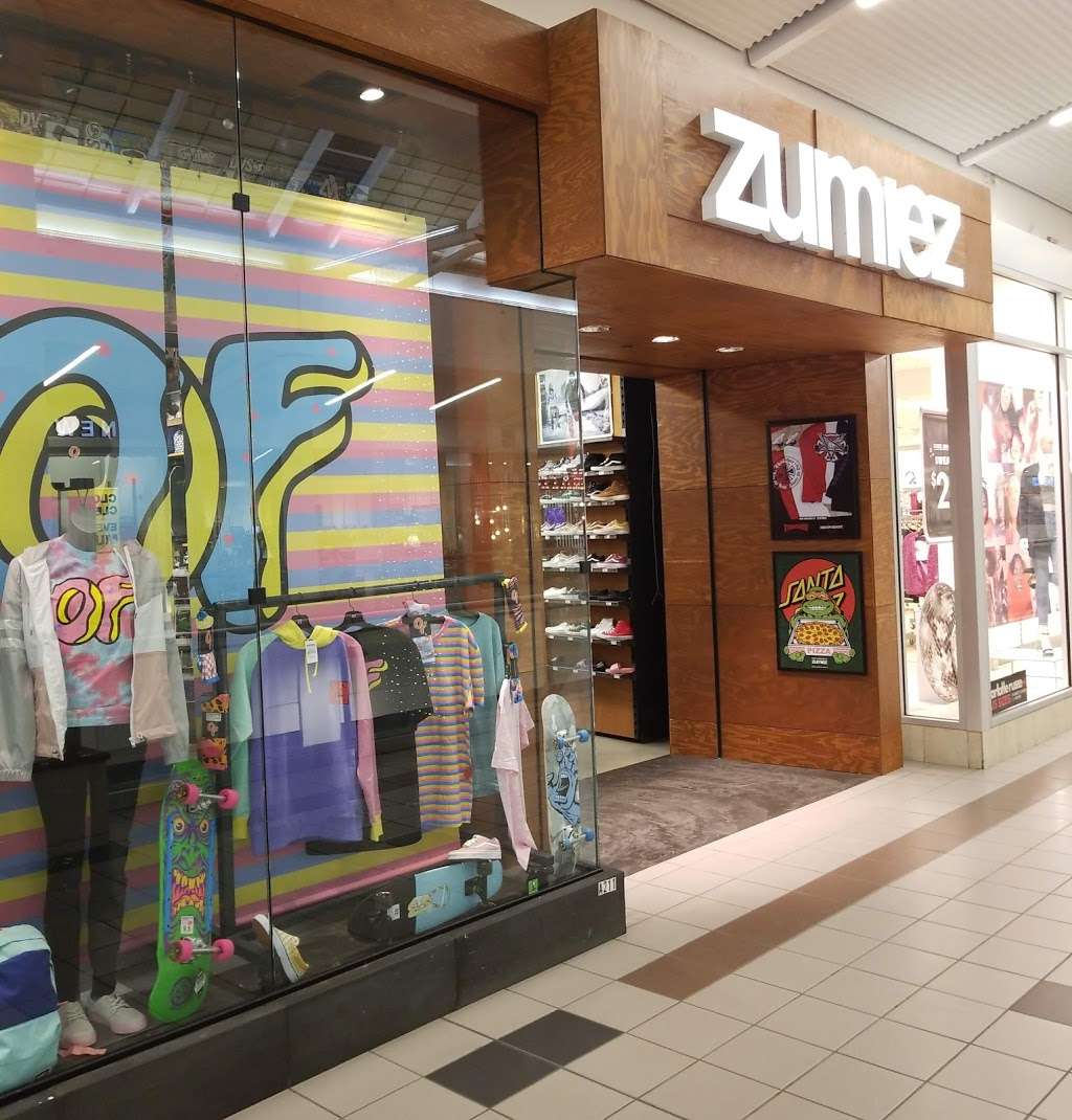 Zumiez | 2 Galleria Mall Dr #130, Taunton, MA 02780 | Phone: (508) 824-2106