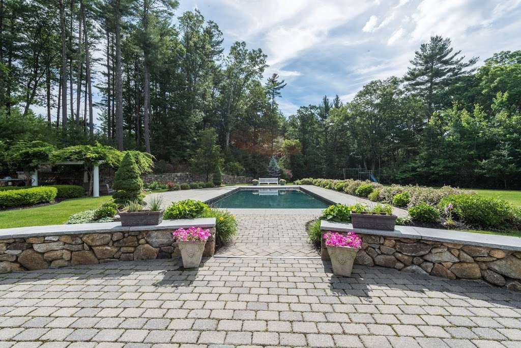 Barrett Sothebys International Realty | 15 Lowell St, Carlisle, MA 01741, USA | Phone: (978) 371-3110