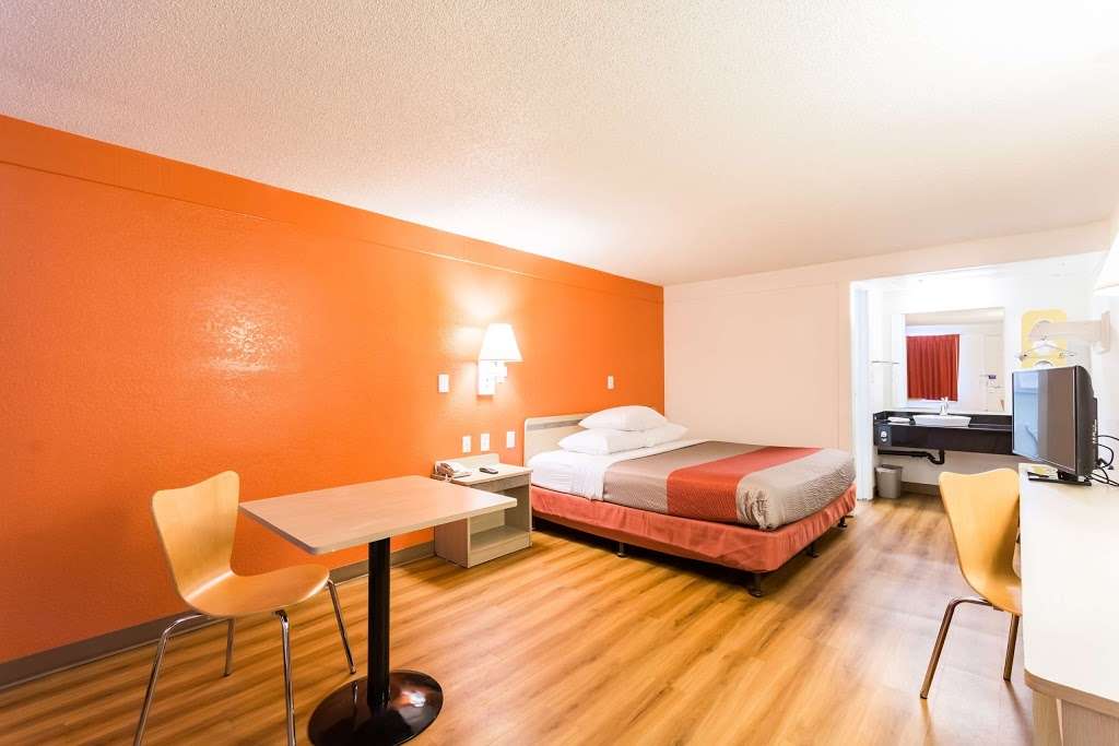 motel 6 philadelphia airport essington 43 industrial hwy essington pa 19029 usa