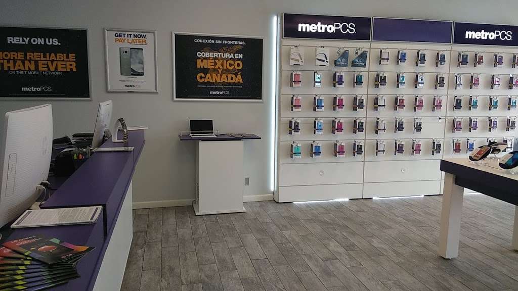 Metro by T-Mobile | 2414 Palo Alto Rd, San Antonio, TX 78211 | Phone: (210) 277-0038