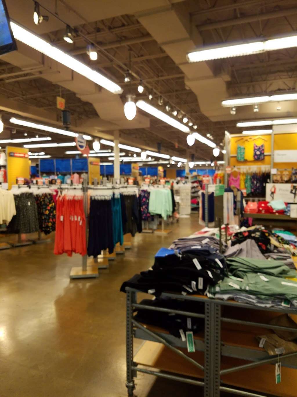 Old Navy Outlet | 1207 Franklin Mills Cir, Philadelphia, PA 19154, USA | Phone: (215) 281-1670