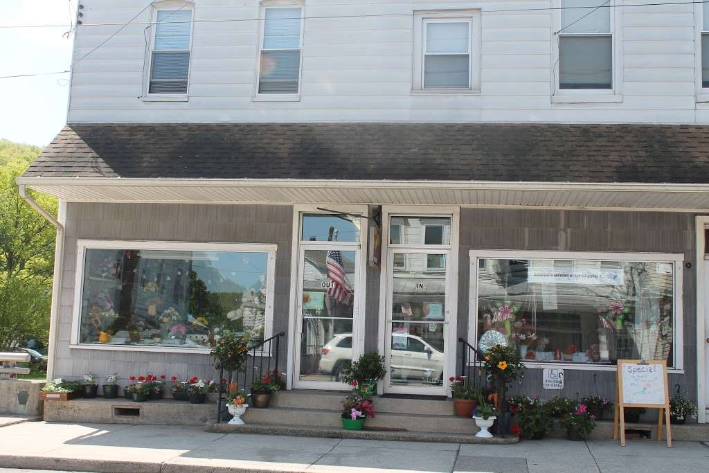 Dees Flowers | 22 E Main St, Tremont, PA 17981, USA | Phone: (570) 695-2269
