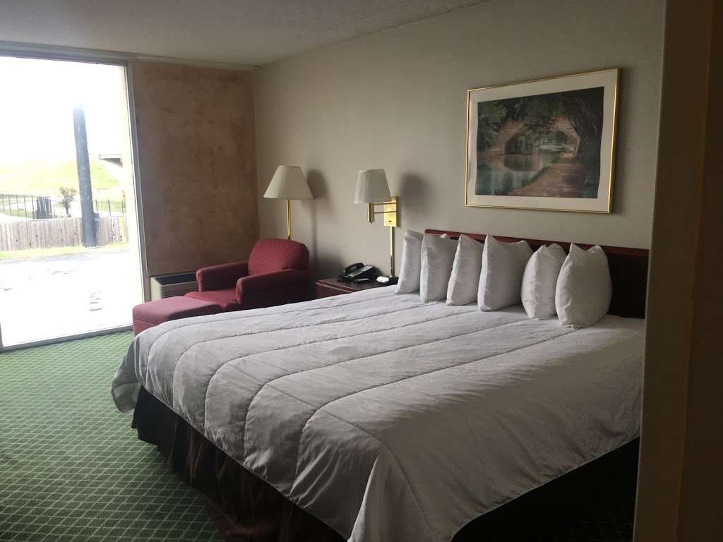 Ramada by Wyndham Dallas Love Field | 1575 Regal Row, Dallas, TX 75247, USA | Phone: (214) 638-6100