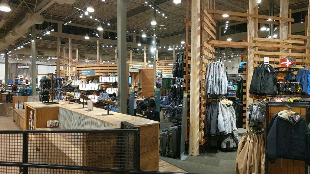 L.L.Bean | 280 School St, Mansfield, MA 02048, USA | Phone: (888) 552-5547