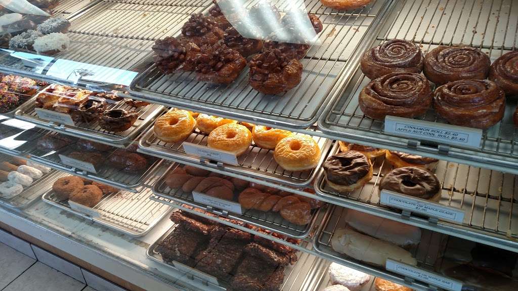 VG Donut & Bakery | 106 Aberdeen Dr, Cardiff, CA 92007, USA | Phone: (760) 753-2400