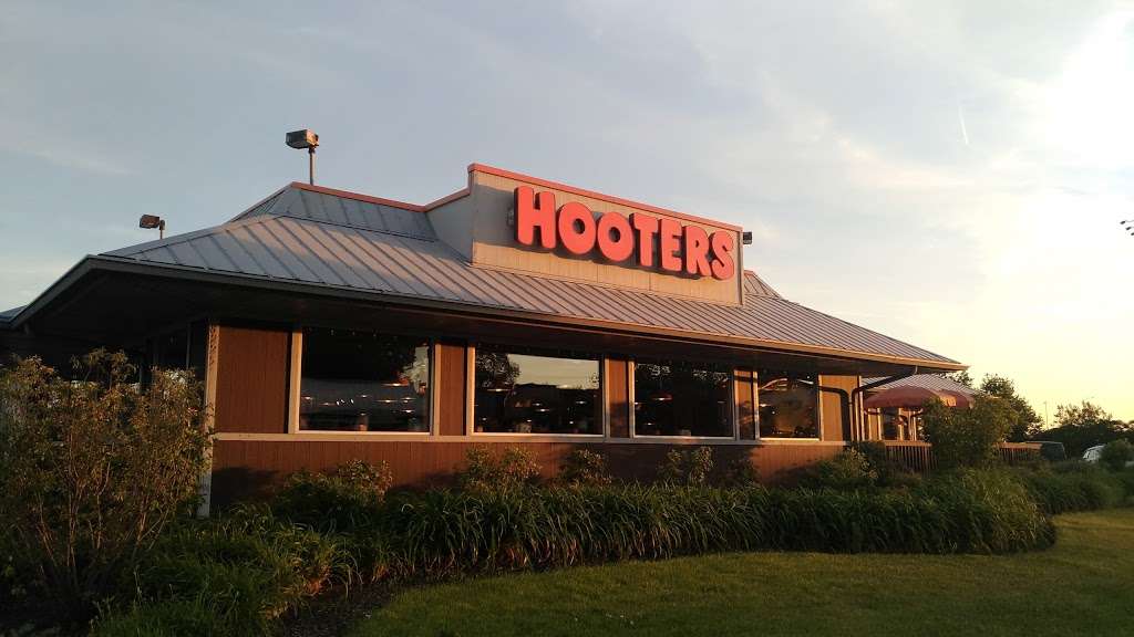 Hooters | 8225 W Higgins Rd, Chicago, IL 60631, USA | Phone: (773) 714-0193