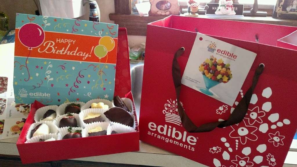 Edible Arrangements | Playhouse Corner, 77 Main St S Unit 103, Southbury, CT 06488, USA | Phone: (203) 264-6061