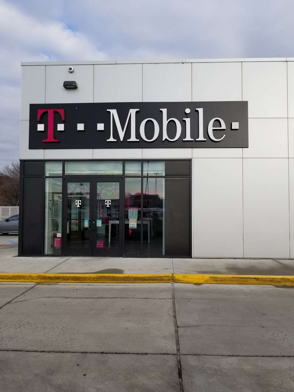 T-Mobile | 815 Hutchinson River Pkwy, The Bronx, NY 10465, USA | Phone: (646) 662-5167