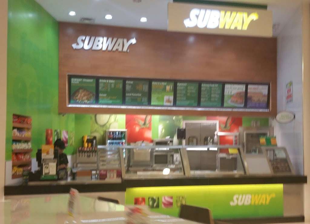 Subway Restaurants | 122 Hawthorn Center Space 902 FC5, Hawthorn Mall, Vernon Hills, IL 60061, USA | Phone: (847) 247-8911