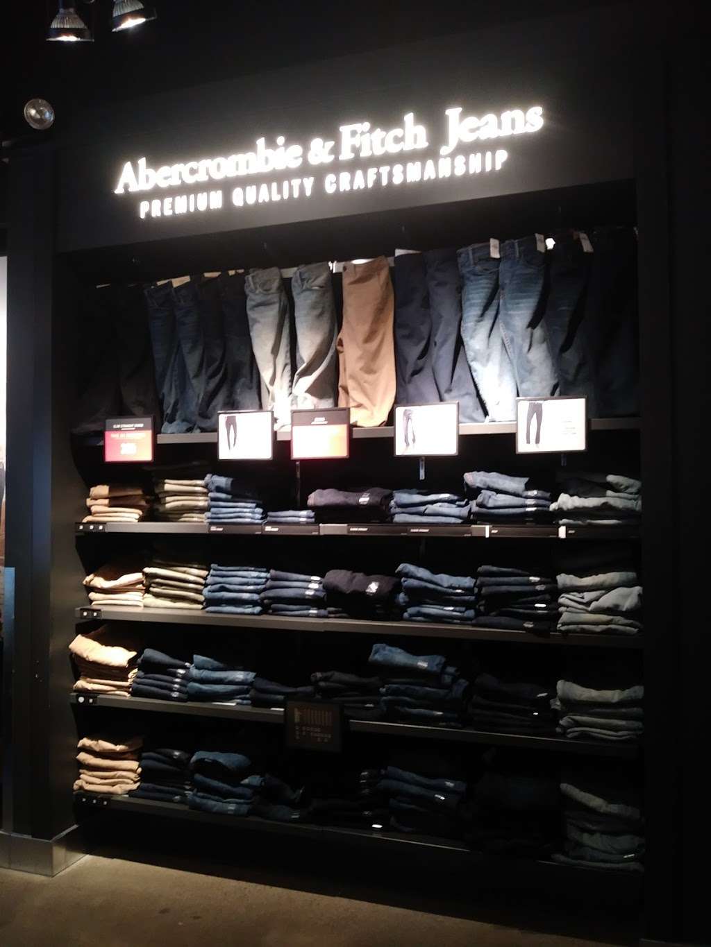 Abercrombie & Fitch | 11925 NE Executive Dr space h015, Edinburgh, IN 46124, USA | Phone: (812) 526-2151