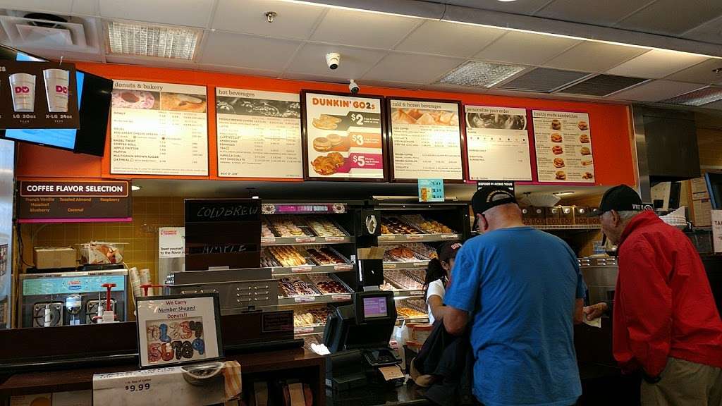 Dunkin Donuts | Livingston Mall, 112 Eisenhower Pkwy, Livingston, NJ 07039, USA | Phone: (973) 992-1925