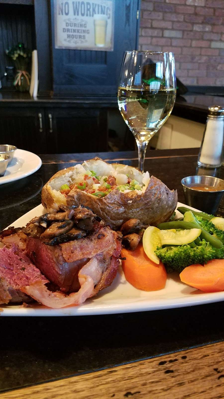 Caseys Bistro & Pub | 7301 E 29th Ave, Denver, CO 80238, USA | Phone: (720) 974-7350