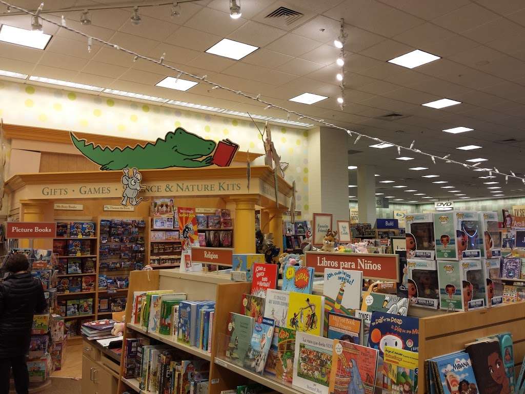 Barnes & Noble | The Derby Street Shoppes, 96 Derby St Suite 300, Hingham, MA 02043, USA | Phone: (781) 749-3319
