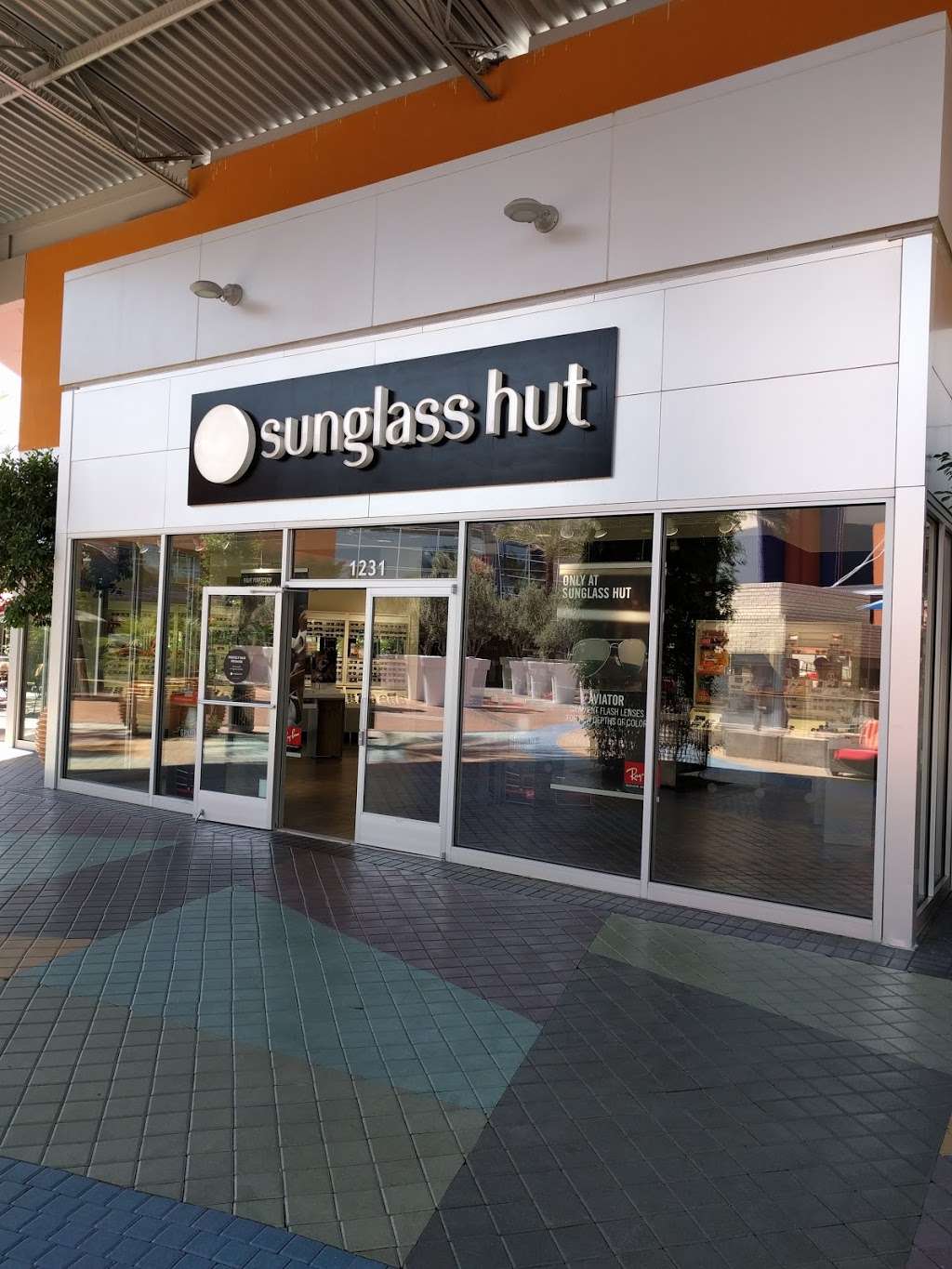 Sunglass Hut | 2000 E Rio Salado Pkwy Suite 175, Tempe, AZ 85281 | Phone: (480) 967-2922