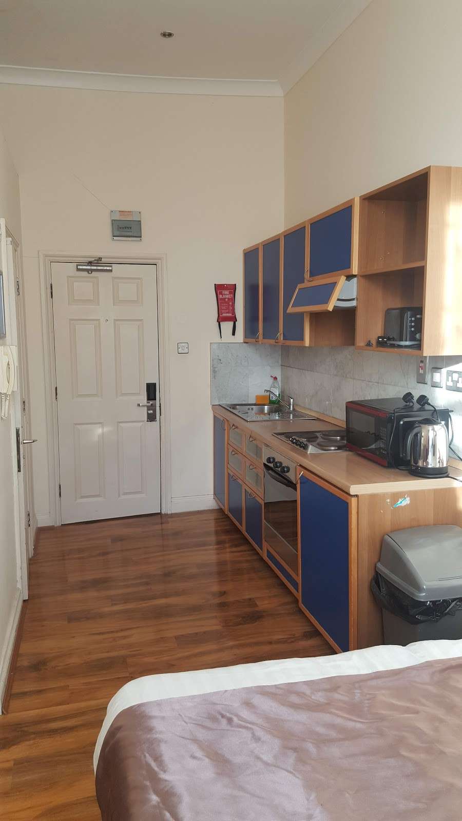 Hyde Park Economy Apartments | 11-13 Inverness Terrace, London W2 3JL, UK | Phone: 020 7221 1811