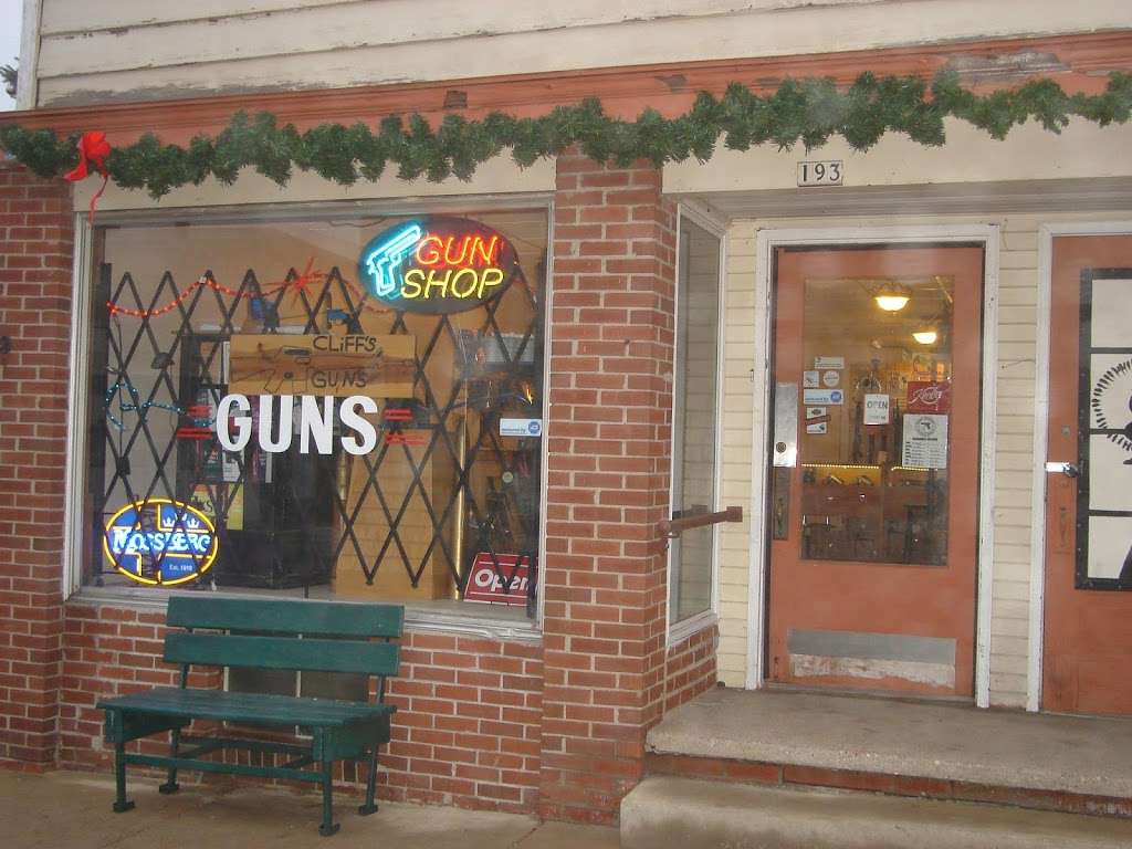 Cliffs Guns | 193 Baldwin St, Sharon, WI 53585, USA | Phone: (262) 736-4545