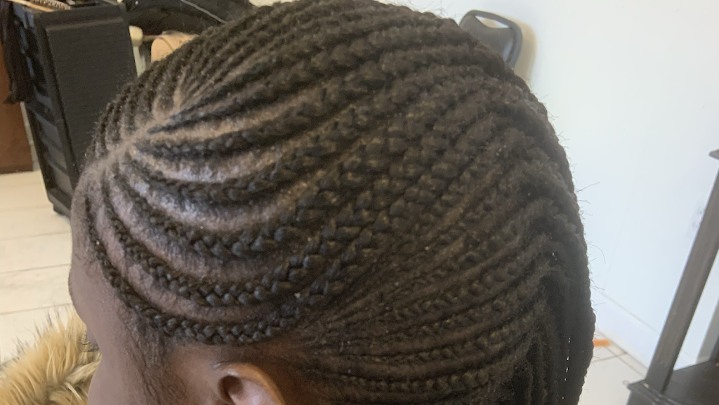 Buyi African hair braiding Salon | 644 Lorraine Ave, Waukegan, IL 60085, USA | Phone: (224) 733-7321