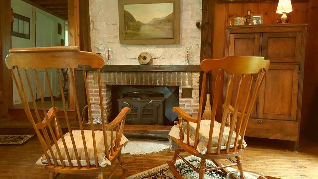 The Old Homestead Vacation Rental | 112 Linden Farm Ln, Berkeley Springs, WV 25411, USA | Phone: (301) 988-6518